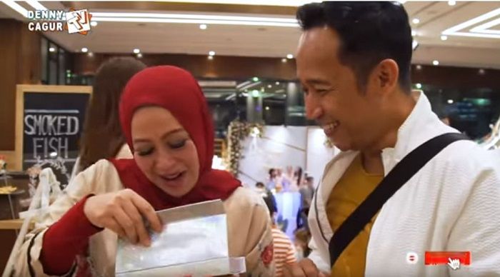 Denny Cagur saat berikan kado untuk istri.