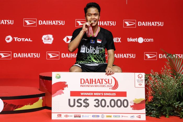 Pebulu tangkis tunggal putra Indonesia, Anthony Sinisuka Ginting, berpose setelah meraih gelar juara Indonesia Masters 2020 di Istora Senayan, Jakarta, Minggu (19/1/2020).