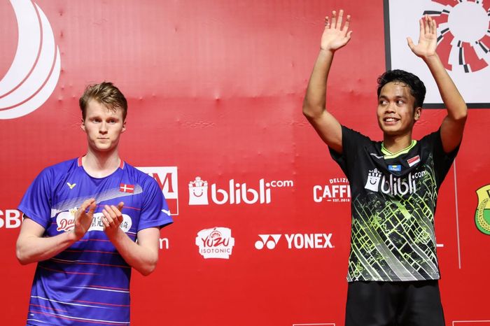 Pebulu tangkis tunggal putra Denmark, Anders Antonsen (kiri) di podium setelah dikalahkan Anthony Sinisuka Ginting pada final Indonesia Masters 2020 yang digelar di Istora Senayan, Jakarta, Minggu (19/1/2020).