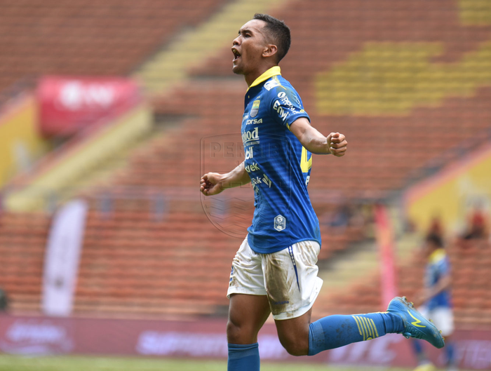 Selebrasi penyerang anyar Persib Bandung, Beni Oktovianto, setelah berhasil membobol gawang Hanoi FC dalam Asia Challenge 2020. Maung Bandung sendiri berhasil menang 2-0 atas sang lawan di Stadion Shah Alam, Selangor, Malaysia.