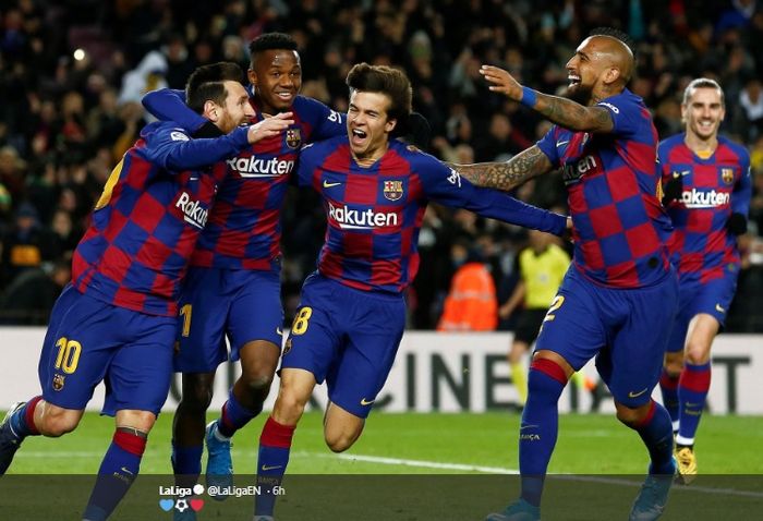 Para pemain Barcelona merayakan gol yang dicetak Lionel Messi (kiri) ke gawang Granada pada pertandingan Liga Spanyol, Minggu (19/1/2020).