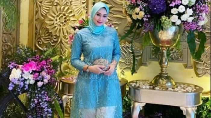 Fany Kurniawaty saat kondangan
