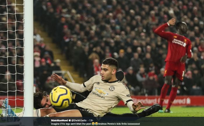 Gelandang serang Manchester United, Andreas Pereira, nyaris mencetak gol ke gawang Liverpool pada pertandingan di Stadion Anfield, Minggu (19/1/2019).