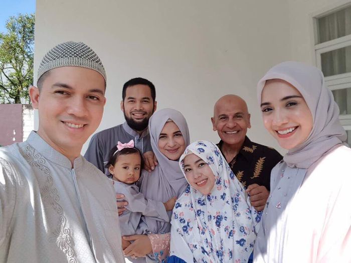 Mark Sungkar dan keluarganya