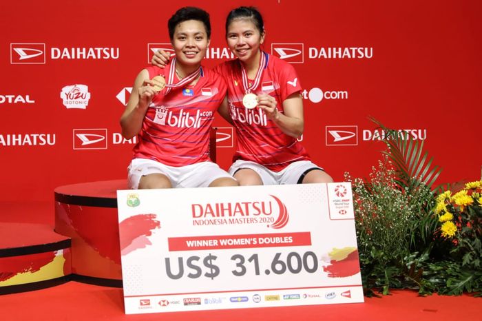 Pasangan ganda putri Indonesia, Greysia Polii/Apriyani Rahayu, berpose di podium kampiun bersama medali emas yang diraih usai memenangi laga final Indonesia Masters 2020 di Istora Senayan, Jakarta, Minggu (19/1/2020).