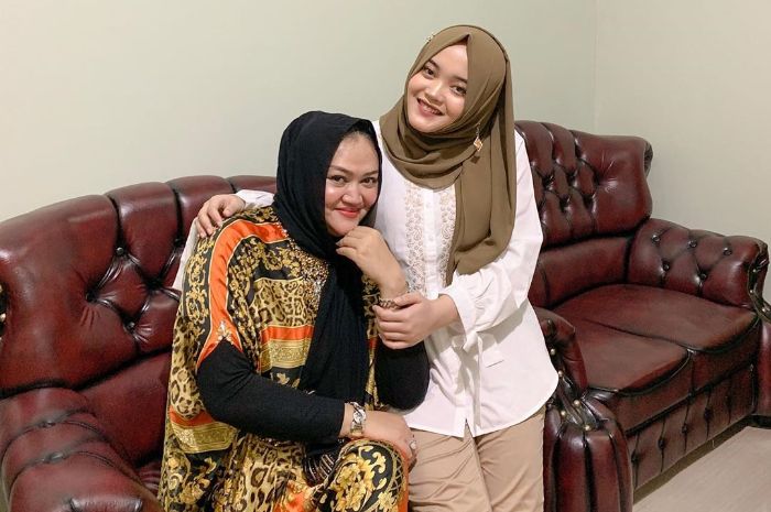 Putri Delina dan sang ibunda, Lina Jubaedah.