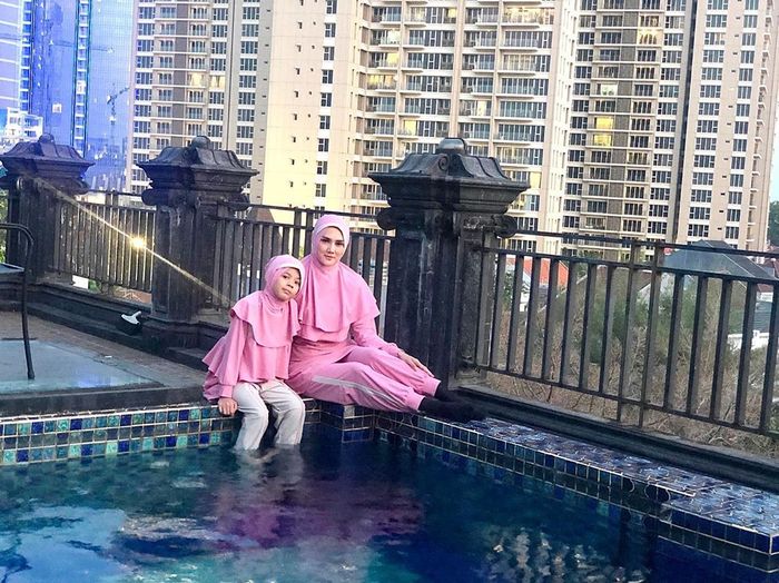Penampilan Mulan Jameela istri Ahmad Dhani yang tetap terlihat syar'i walau memakai baju renang