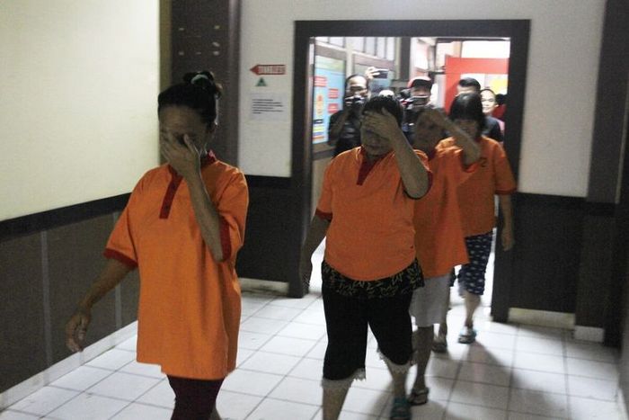 Tersangka Darmini, ibu yang tega menjual anak yang baru dilahirkannnya saat di giring ke Polrestabes Palembang, Senin (20/1/2020).