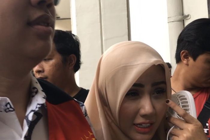 
Rey Utami tunjukkan mata bagian kiri yang memar Kompas.com/Revi C Rantung

