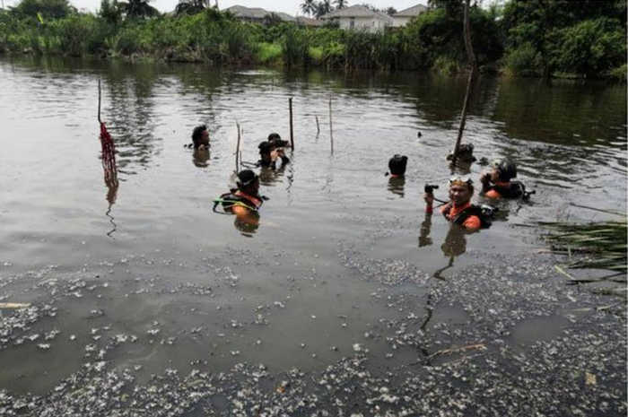 Polisi menyelam di kolam miling Ongwisit.