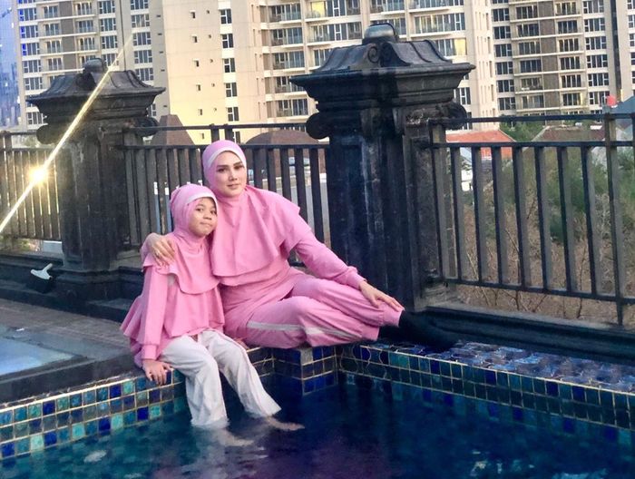 Tampilan Mulan Jameela saat pakai baju renang muslimah