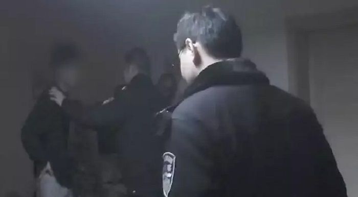 Saat Chen diinterogasi