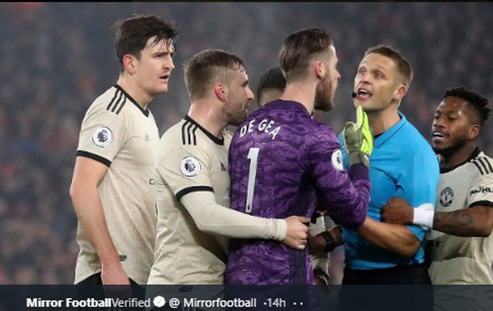 David De gea (Tengah) dan pemain Manchester United lainnya melakukan protes ke wasit di laga melawan Liverpool, Minggu (19/1/2020) kemarin.