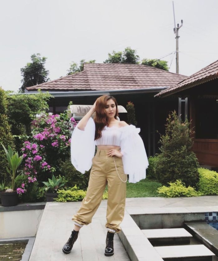 Penampilan seksi Ayu Ting Ting yang modis dan stylish