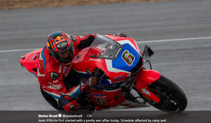 Pembalap penguji Honda, Stefan Bradl, mengendarai motor RC213V dalam tes pramusim World Superbike di Sirkuit Jerez, Spanyol, 22 Januari 2020.