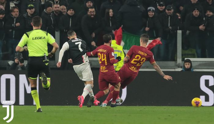 Cristiano Ronaldo mencetak gol saat melawan AS Roma dalam laga perempat final Coppa Italia, Rabu (22/1/2020) di Allianz Stadium.