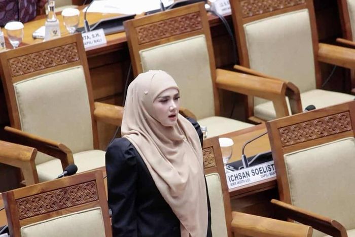 Mulan Jameela tampak anggun dengan busana serba hitam