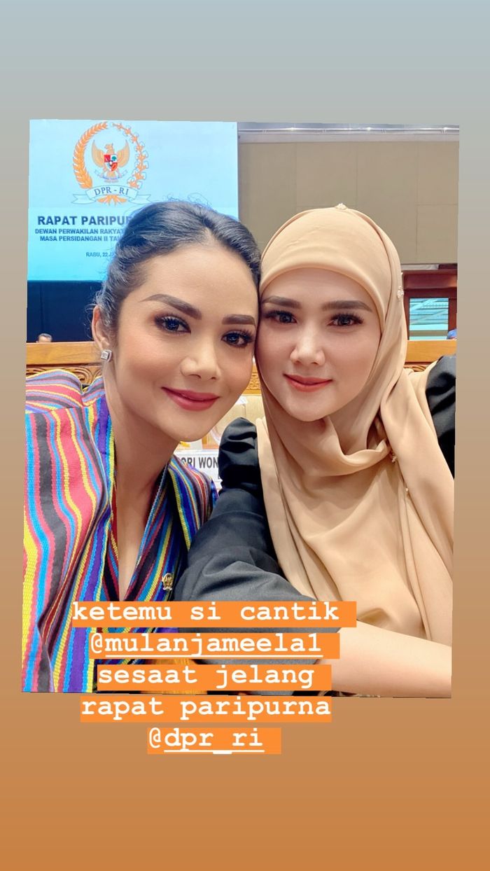 Penampilan Mulan Jameela dan istri Raul Lemos, Krisdayanti foto bareng saat jelang rapat paripurna DPR RI