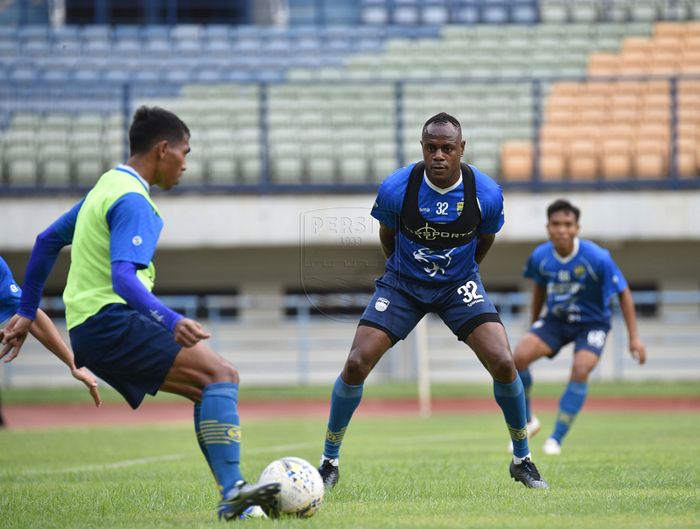 Victor Igbonefo ketika menjalani sesi latihan di lapangan Stadion Gelora Bandung Lautan Api, Rabu (22/1/2020).