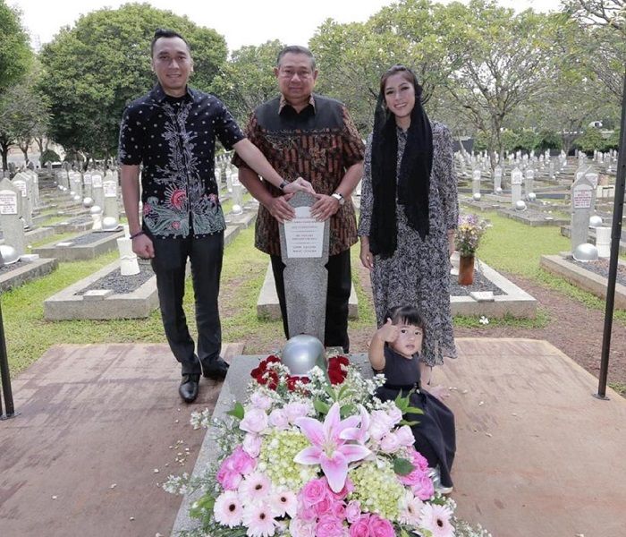 SBY, Ibas, Aliya Rajasa, dan Gayatri saat berziarah ke makam Ani Yudhoyono