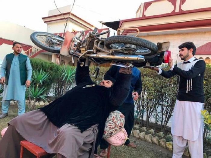 Arbab Khizer Hayat mengangkat sepeda motor