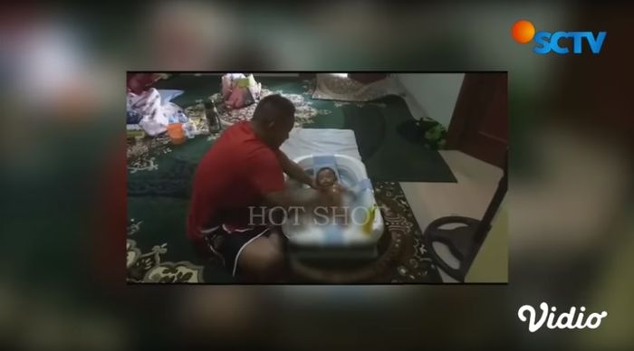 Potret Teddy saat memandikan anak sematawayangnya dengan Lina.