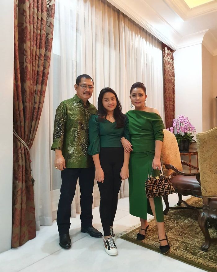 Mayangsari dan keluarga