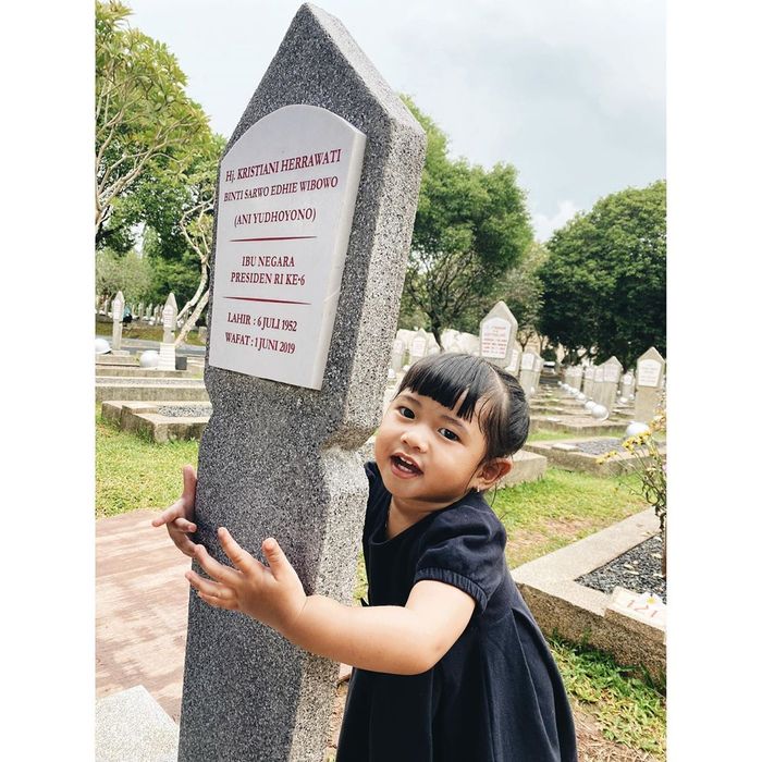 Potret haru Gayatri saat peluk nisan Ani Yudhoyono