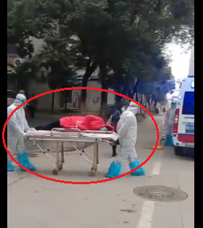 Warga Wuhan, China tumbang gara-gara virus Corona.