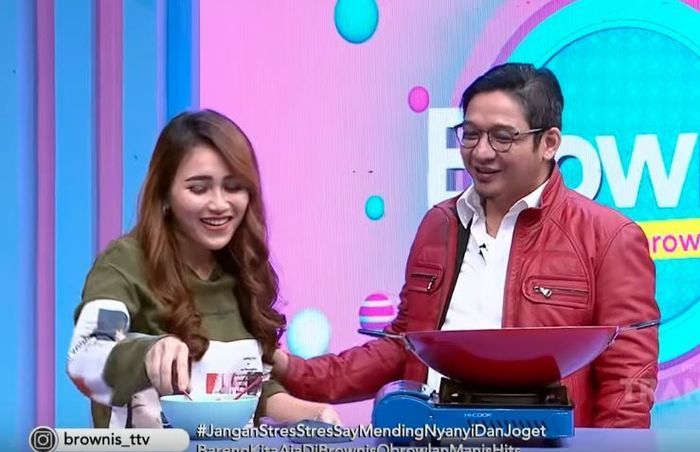 Tingkah manja Ayu Ting Ting kepada Pasha Ungu