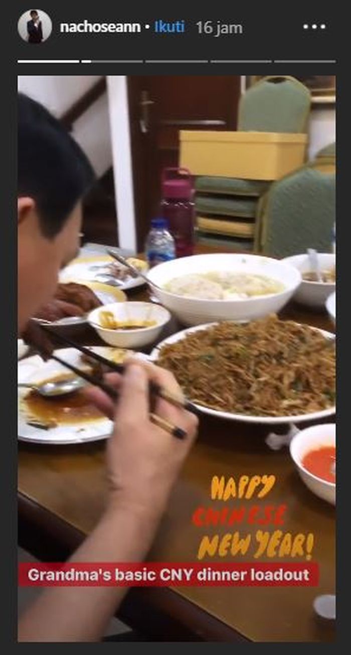Ahok tengah makan malam di rumah ibunda pada malam sebelum Imlek, Jumat (24/1/2020).