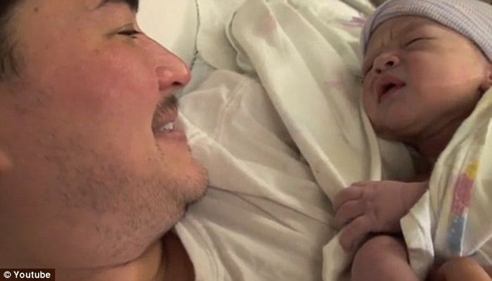 Beatie dan seorang bayi yang pernah ia lahirkan.