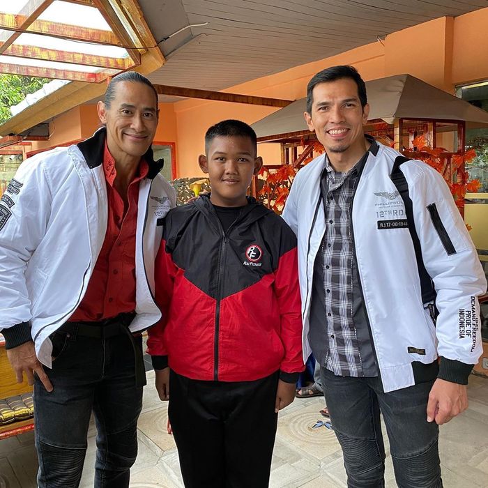 Arya Permana didampingi oleh Ade Rai dan Adrian Maulana.
