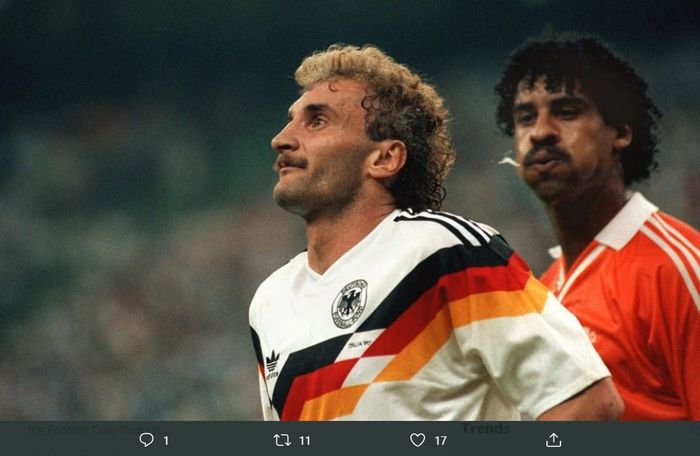 Insiden Frank Rijkaard yang meludahi Rudi Voller saat Piala Dunia 1990