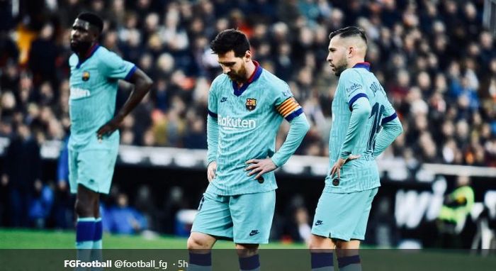 Pemain Barcelona, Samuel Umtiti, Lionel Messi, dan Jordi Alba tampak lesu seusai dikalahkan Valencia dengan skor 0-2 dalam laga La Liga Spanyol pada Sabtu (25/1/2020) di Stadion Mestalla.
