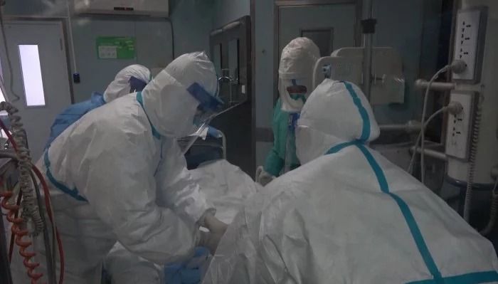 Staf medis tangani pasien virus corona.