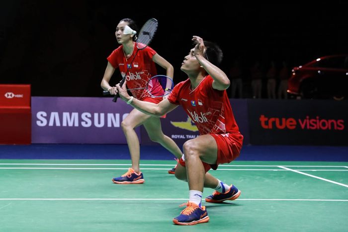 Pasangan ganda campuran Indonesia, Hafiz Faizal/Gloria Emanuelle Widjaja, saat bertanding melawan Marcus Ellis/Lauren Smith pada final Thailand Masters 2020 di Indoor Stadium Huamark, Bangkok, Thailand, Minggu (26/1/2020).