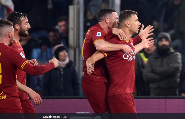 Striker AS Roma, Edin Dzeko (Kanan) sat merayakan golnya ke gawang Lazio di pertandingan pekan ke-21 Liga Italia 2019-2020, Minggu (26/1/2020).