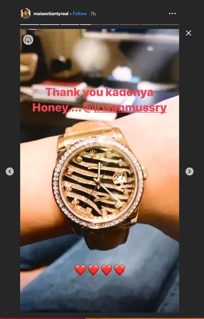 Jam tangan mewah hadiah dari Irwan Mussry untuk Maia Estianty