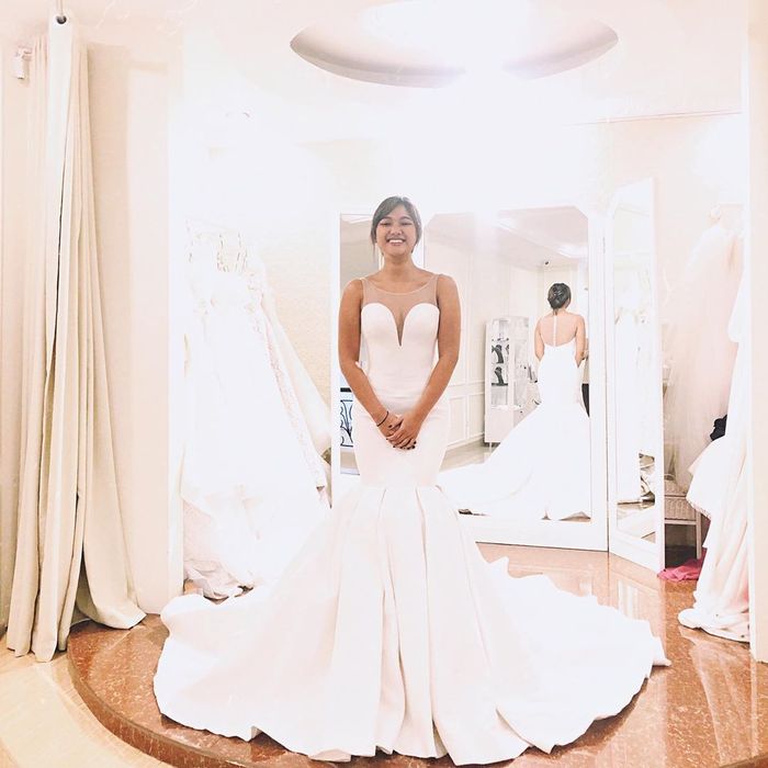 Marion Jola memamerkan penampilannya yang seksi kenakan gaun pengantin belahan dada rendah yang jadi sorotan para netizen di media sosial