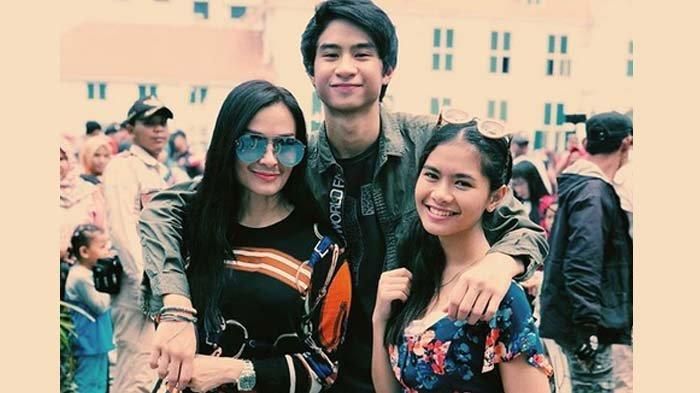 Iis Dahlia bersama 2 anaknya, Devano Danendra dan Salsha 