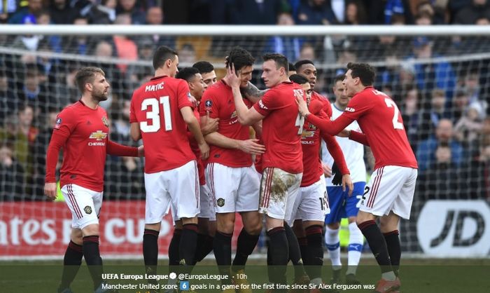 Para pemain Manchester United merayakan gol Harry Maguire yang dicetak ke gawang Tranmere Rovers pada babak keempat Piala FA, Minggu (26/1/2020).