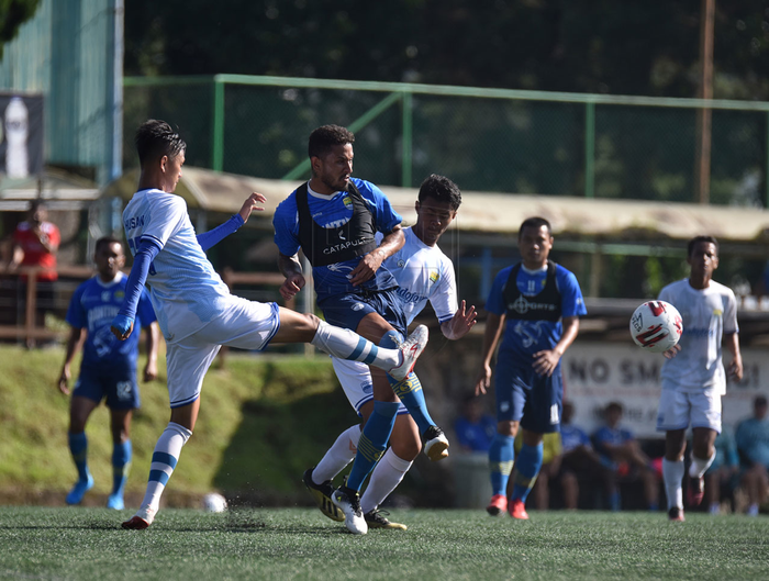 Suasana pertandingan uji coba Persib Bandung melawan Persib U-20 yang berakhir dengan skor 6-0 untuk kemenangan Supardi Nasir cs di Lapangan Inspire Arena, Kabupaten Bandung Barat, Selasa (28/1/2020).