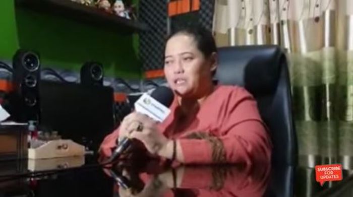 Paranormal kejawen Mbak You saat wawancara.