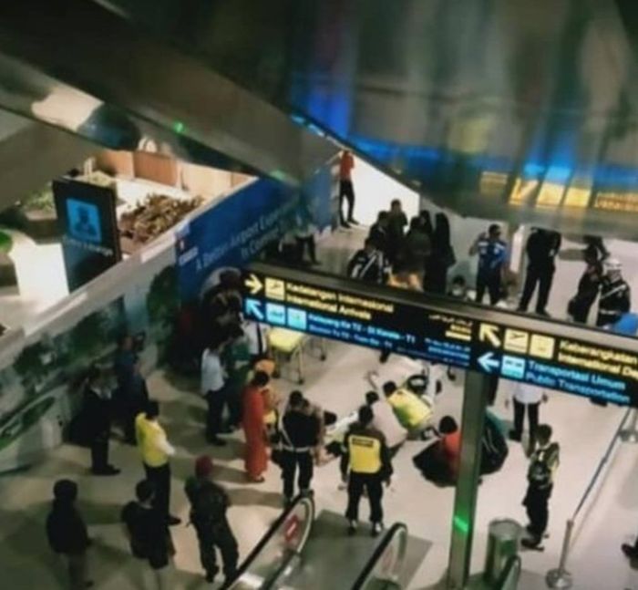 Wanita terjatuh di dekat eksalator Bandara Soekarno Hatta diduga akibat virus corona