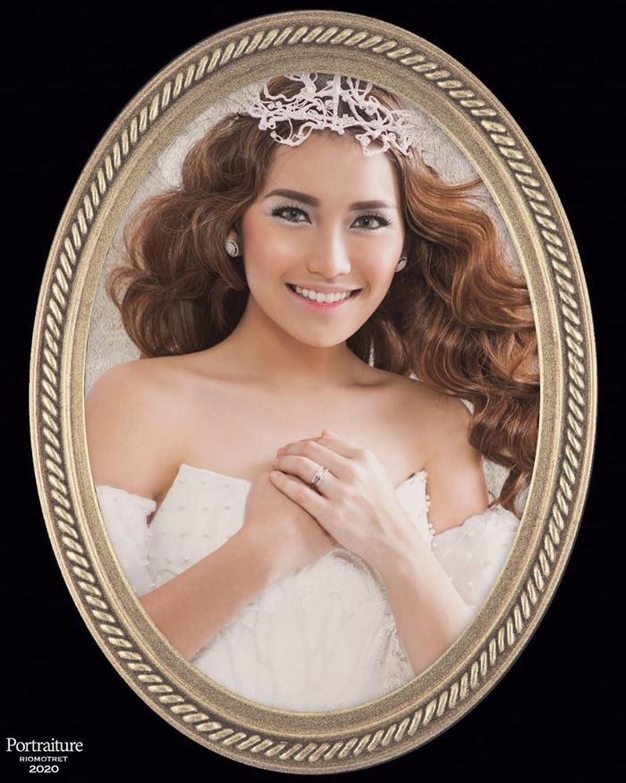 Ayu Ting Ting tampil dalam pemotretan bertema Beauty in Frame karya Rio Motret