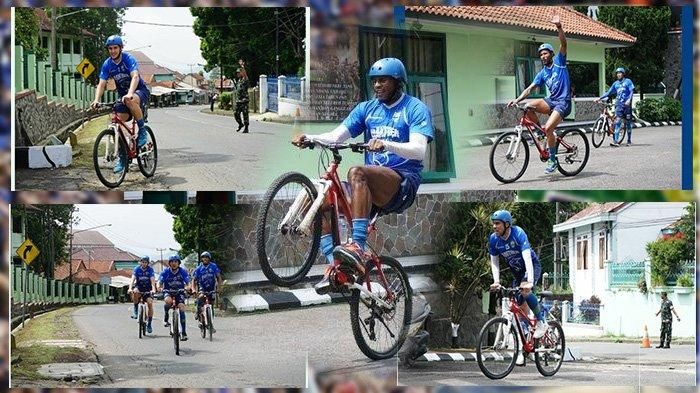 Para pemain Persib Bandung melakukan cross country dengan bersepeda dalam pemusatan latihan di Lembang, Kabupaten Bandung Barat, pada Rabu (29/1/2020).