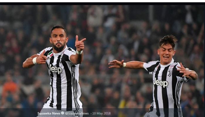 Medhi Benatia (kiri) mencetak dua gol Juventus ke gawang AC Milan pada final Coppa Italia di Olimpico, Roma, 9 Mei 2018.