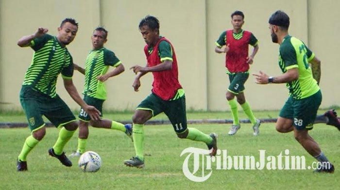 Para pemain Persebaya Surabaya menggelar latihan di Lapangan Jenggolo Sidoarjo, Jawa Timur, Rabu (29/1/2020).