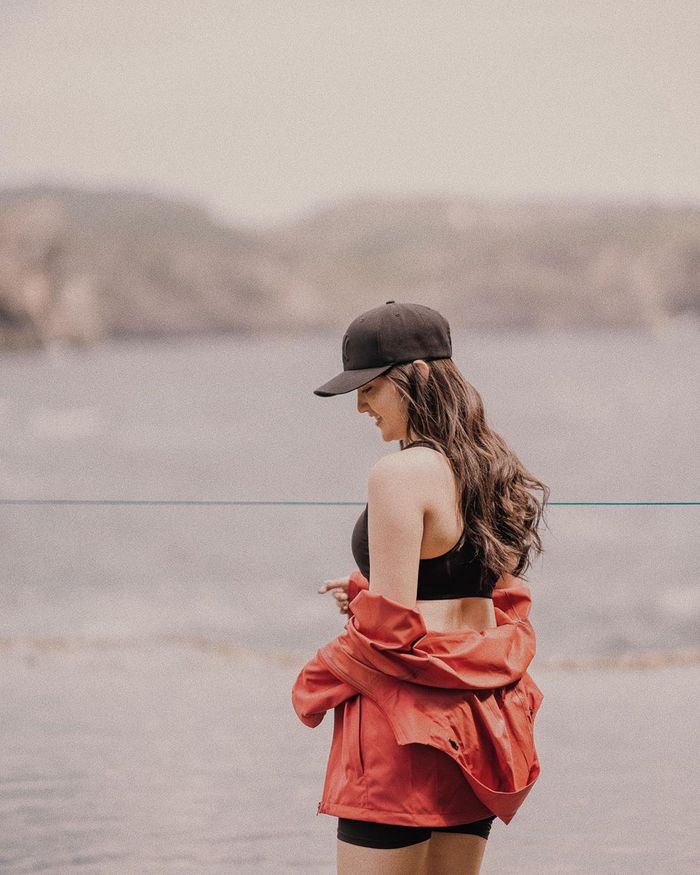 Ranty Maria tampil seksi dengan sport bra dan celana pendek di Nusa Penida, Bali